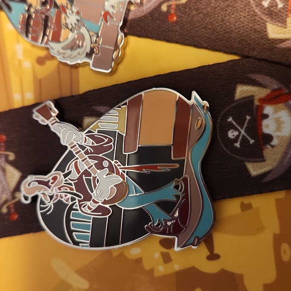 Pirates of the Caribbean pin starter set nwt - Picture 5 of 8